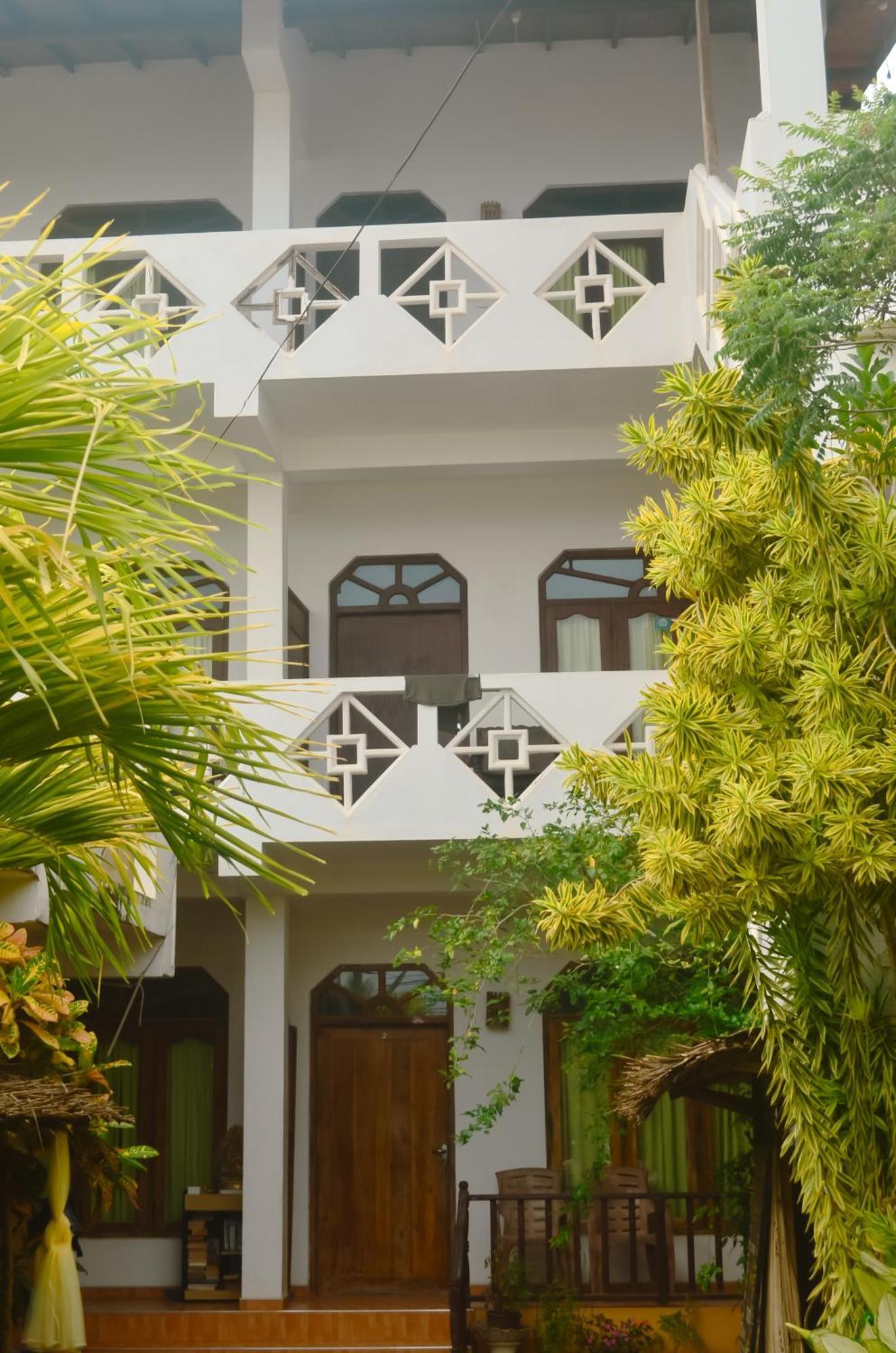 Glow Accommadation Тангале Екстериор снимка