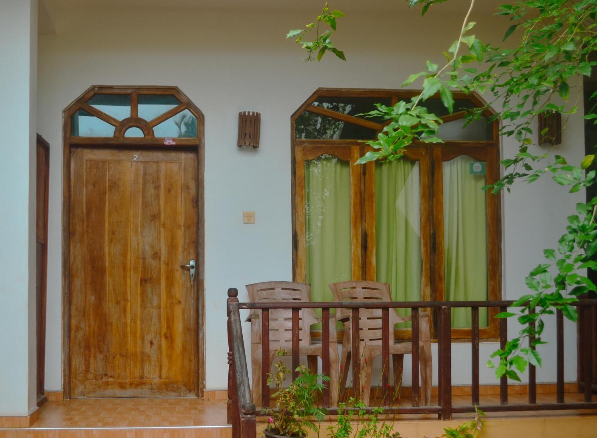 Glow Accommadation Тангале Екстериор снимка